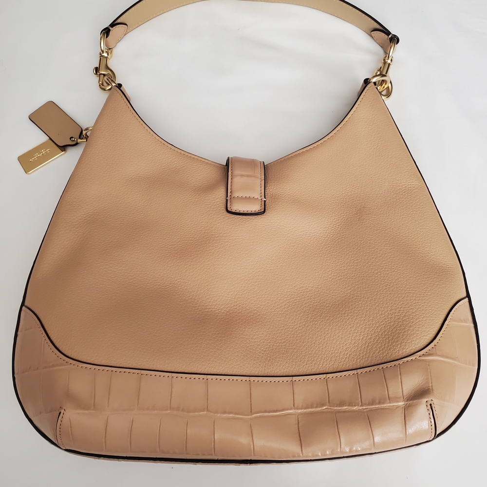 Elegant Coach Hobo Peach Leather Shoulder Bag. - Picture 2 of 8